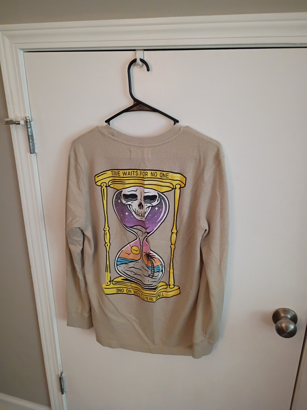 Men's M Retrofit Beige Crewneck Sweater with Colorful Hourglass Graphic
